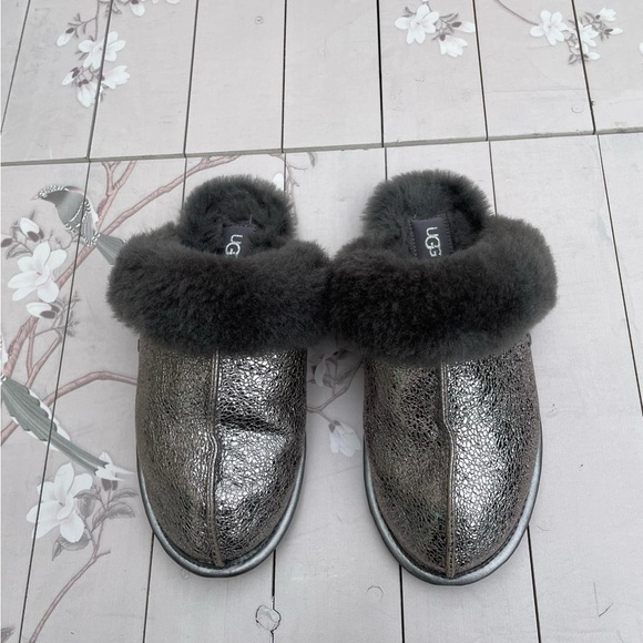 UGG slippers - Picture 1 of 5